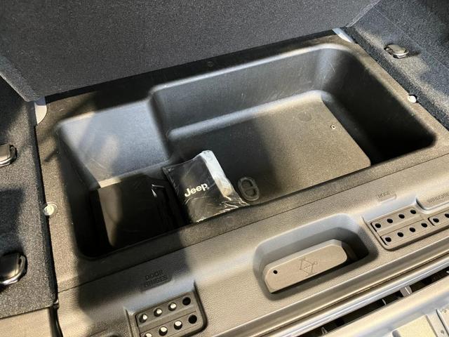 ジープ・ラングラーアンリミテッド フリーダムエディション 認定中古車保証 4WD ターボエンジン ファブリックシート バックカメラ サイドカメラ フロントカメラ ETC 純正アルミホイール オートエアコン アダプティブクルーズコントロール アップルカープレイ(29枚目)