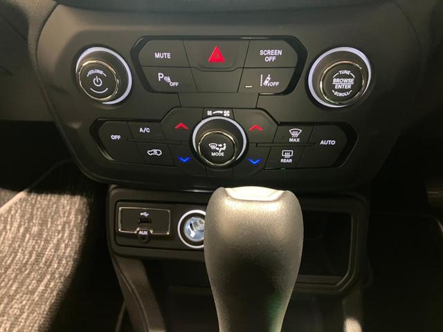 ジープ・レネゲード リミテッド　認定中古車保証付　整備付　純正ナビゲーションシステム　ＡｐｐｌｅＣａｒｐｌａｙ　バックカメラ　レザーシート　シートヒーター　ステアリングヒーター　アダプティブクルーズコントロール　ＥＴＣ（32枚目）