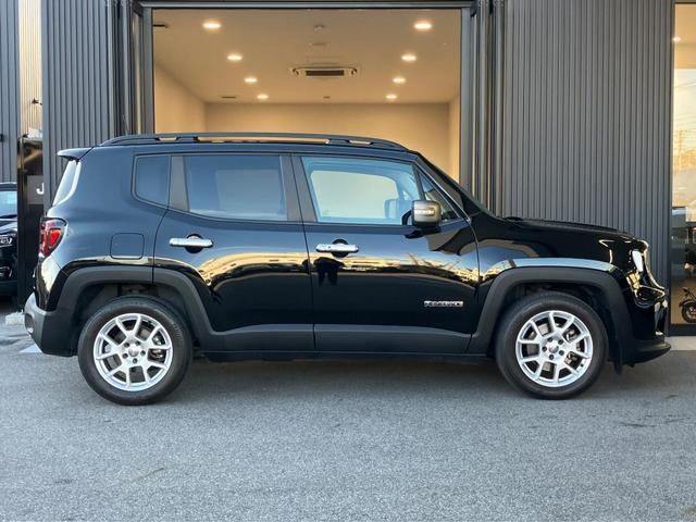 【ホイールアーチ】台形ホイールアーチはＪｅｅｐ伝統のデザインです。採用している理由は諸説ありますが、オフロードを走行する際にタイヤとボディが干渉しあわないよう配慮した作りにするためとなります。