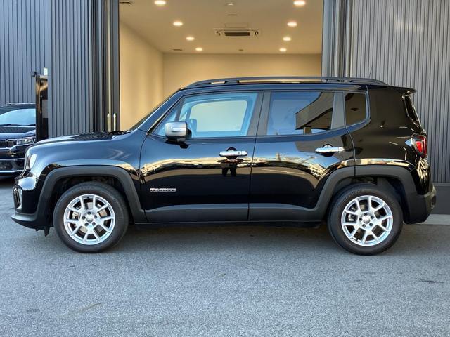 【ホイールアーチ】台形ホイールアーチはＪｅｅｐ伝統のデザインです。採用している理由は諸説ありますが、オフロードを走行する際にタイヤとボディが干渉しあわないよう配慮した作りにするためとなります。