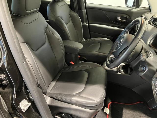 【フロントシート】広々とした空間はストレスを感じさせることなく、ゆったりとドライブをお楽しみ頂けます。シートヒーターを完備しておりますので、冬場も暖かくお過ごし頂けます。