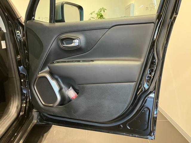 アメリカは安全基準が厳しい国の為、ボディに厚みを持たせ搭乗者を守ってくれる作りになっています。ドアの開閉をした際に「バンッ」という音は守られていることを実感させてくれます。