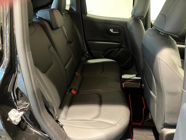 後部座席も広いのでゆったりと座って頂けますし、シートも疲れにくい固めの素材となっている為、旅行なども快適です。