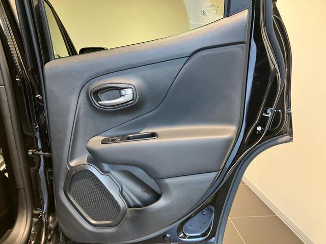 アメリカは安全基準が厳しい国の為、ボディに厚みを持たせ搭乗者を守ってくれる作りになっています。ドアの開閉をした際に「バンッ」という音は守られていることを実感させてくれます。