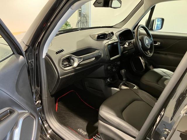 足元は広く長距離運転の際も狭さを感じさせない広さです。