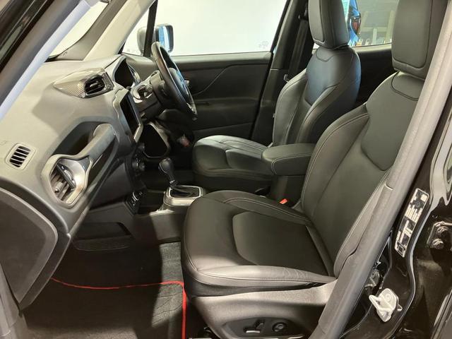 【フロントシート】広々とした空間はストレスを感じさせることなく、ゆったりとドライブをお楽しみ頂けます。シートヒーターを完備しておりますので、冬場も暖かくお過ごし頂けます。