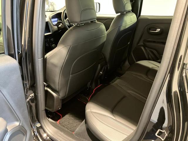 【リアシート】屋根までの高さがある車のため、大人の方でも圧迫感が少なく乗車出来ます。足元は広く取られているため、ゆったりとお乗り頂けます。