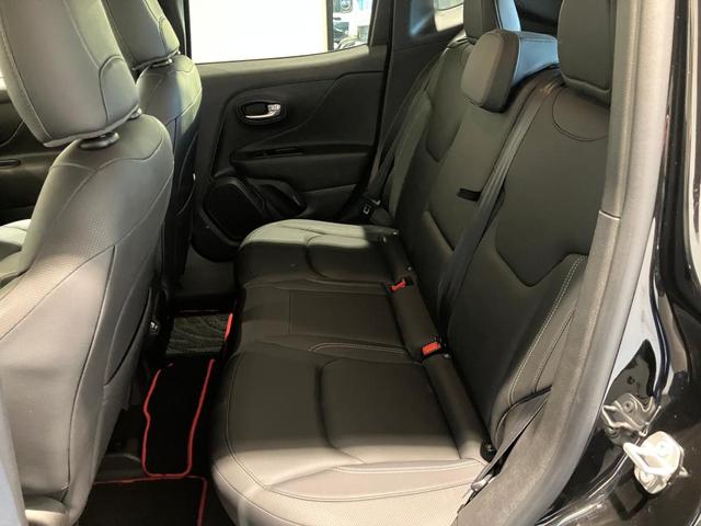 後部座席も広いのでゆったりと座って頂けますし、シートも疲れにくい固めの素材となっている為、旅行なども快適です。