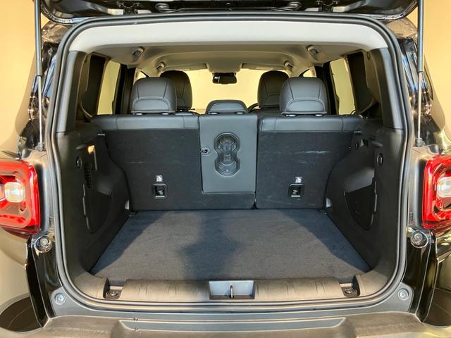 【ラゲッジスペース】広々としており多くの荷物を積んで頂く事が可能でございます。