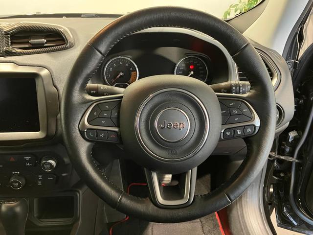 【ハンドル】革巻きステアリングホイールを採用しており高級感が御座います。また操舵性の向上により、より快適なドライブをお楽しみ頂けます。冬場はハンドルヒーターでかじかんだ手を温めてくれます。