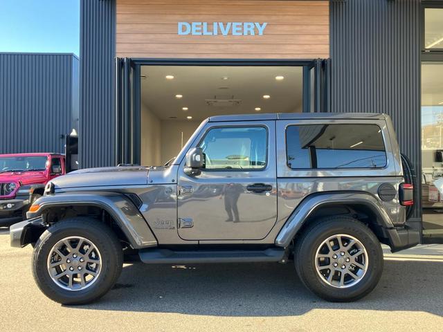 ��`�z�C�[���A�[�`�͂i�������`���̃f�U�C���ł��B�̗p���Ă��闝�R�͏�������܂����A�I�t���[�h�𑖍s����ۂɃ^�C���ƃ{�f�B����������Ȃ��悤�z���������ɂ��邽�߂ƂȂ�܂��B