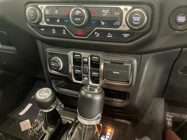 �i�����������̃��j�^�[���W����������Ă���o�b�N�J������������܂��B