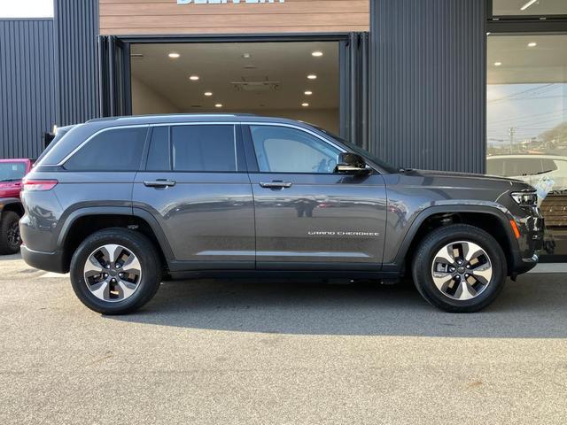 �y�z�C�[���A�[�`�z��`�z�C�[���A�[�`�͂i�������`���̃f�U�C���ł��B�̗p���Ă��闝�R�͏�������܂����A�I�t���[�h�𑖍s����ۂɃ^�C���ƃ{�f�B����������Ȃ��悤�z���������ɂ��邽�߂ƂȂ�܂��B