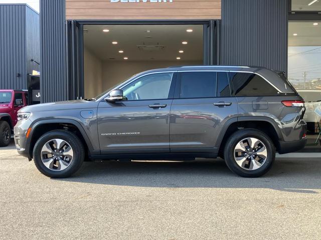 �y�z�C�[���A�[�`�z��`�z�C�[���A�[�`�͂i�������`���̃f�U�C���ł��B�̗p���Ă��闝�R�͏�������܂����A�I�t���[�h�𑖍s����ۂɃ^�C���ƃ{�f�B����������Ȃ��悤�z���������ɂ��邽�߂ƂȂ�܂��B