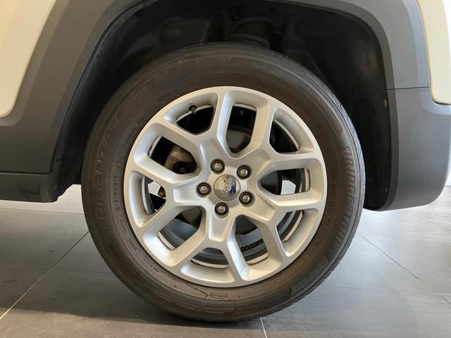 ジープ・レネゲード リミテッド　認定中古車　キセノンヘッドライト　フロントフォグ　リアフォグ　純正ナビ　バックカメラ　アダプティブクルーズコントロール　ブラインドスポットモニター　オートエアコン　オートヘッドライト（12枚目）