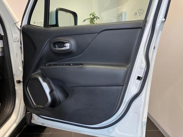 ジープ・レネゲード リミテッド　認定中古車　キセノンヘッドライト　フロントフォグ　リアフォグ　純正ナビ　バックカメラ　アダプティブクルーズコントロール　ブラインドスポットモニター　オートエアコン　オートヘッドライト（17枚目）