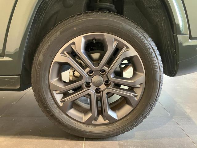 ジープ・コンパス ８０ｔｈアニバーサリーエディション　認定中古車後保証　４ＷＤ　ＬＥＤヘッドライト　フロントフォグ　リアフォグ　純正ナビ　バックカメラ　ＥＴＣ２．０　レザーシート　シートヒーター　パワーリフトゲート　アップルカープレイ　アンドロイドオート（12枚目）