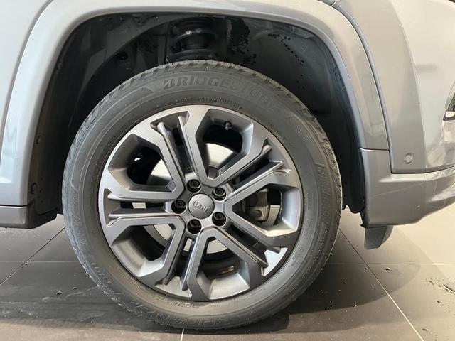 ジープ・コンパス ８０ｔｈアニバーサリーエディション　認定中古車保証　４ＷＤ　ＬＥＤヘッドライト　フロントフォグ　リアフォグ　純正ナビ　ＥＴＣ２．０　バックカメラ　レザーシート　シートヒーター　パワーシート　オートエアコン　オートヘッドライト（10枚目）