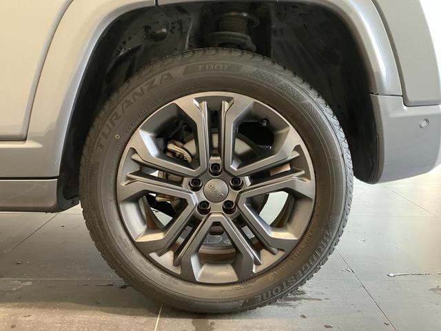 ジープ・コンパス ８０ｔｈアニバーサリーエディション　認定中古車保証　４ＷＤ　ＬＥＤヘッドライト　フロントフォグ　リアフォグ　純正ナビ　ＥＴＣ２．０　バックカメラ　レザーシート　シートヒーター　パワーシート　オートエアコン　オートヘッドライト（12枚目）