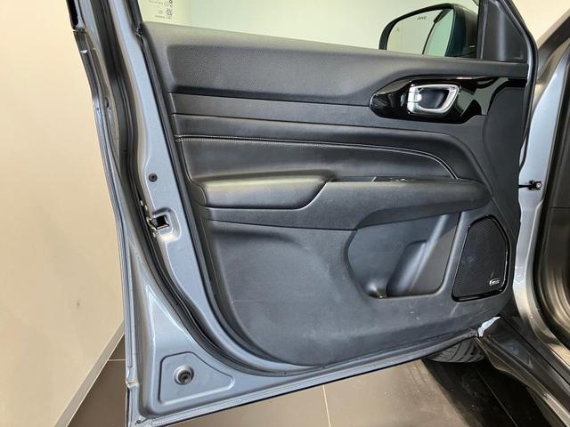 ジープ・コンパス ８０ｔｈアニバーサリーエディション　認定中古車保証　４ＷＤ　ＬＥＤヘッドライト　フロントフォグ　リアフォグ　純正ナビ　ＥＴＣ２．０　バックカメラ　レザーシート　シートヒーター　パワーシート　オートエアコン　オートヘッドライト（23枚目）