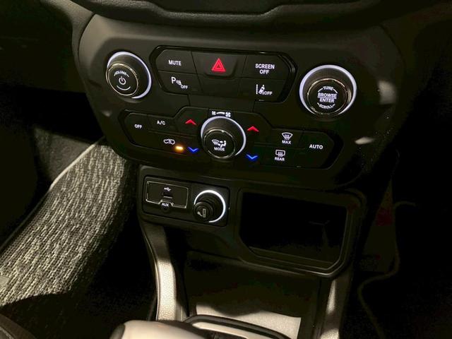 ジープ・レネゲード リミテッド 認定中古車保証 LEDヘッドライト フロントフォグ リアフォグ 純正17インチアルミ 純正ナビ バックカメラ ETC2.0 レザーシート シートヒーター ステアリングヒーター オートヘッドライト(32枚目)