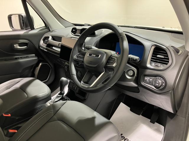 ジープ・レネゲード アルティテュード　ｅ－ハイブリッド　新車保証継承　整備付き　１０．１インチタッチパネルモニター　純正１７インチＡＷ　シートヒーター　ステアリングヒーター（15枚目）