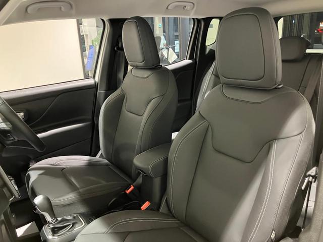 ジープ・レネゲード アルティテュード　ｅ－ハイブリッド　新車保証継承　整備付き　１０．１インチタッチパネルモニター　純正１７インチＡＷ　シートヒーター　ステアリングヒーター（22枚目）