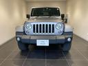 丸目ヘッドライト、7つの穴が開いたグリルはJEEPの伝統のスタイルです。