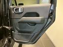 アメリカは安全基準が厳しい国の為、ボディに厚みを持たせ搭乗者を守ってくれる作りになっています。ドアの開閉をした際に「バンッ」という音は守られていることを実感させてくれます。