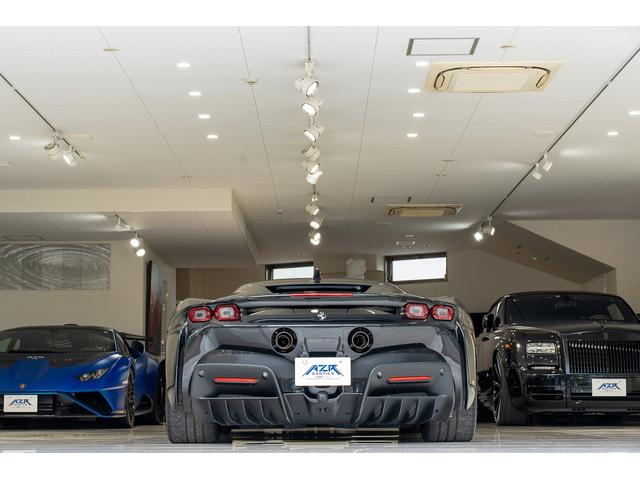 ＳＦ９０ストラダーレ ベースグレード　正規ディーラー車　カーボンＬＥＤステアリング　カーボンファイバーレーシングシート　マットグレーホイール　バックカメラ　ネロ・デイトナ　レッドキャリパー　マットブラックマフラーチップ（5枚目）