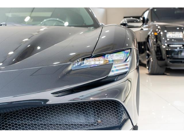 ＳＦ９０ストラダーレ ベースグレード　正規ディーラー車　カーボンＬＥＤステアリング　カーボンファイバーレーシングシート　マットグレーホイール　バックカメラ　ネロ・デイトナ　レッドキャリパー　マットブラックマフラーチップ（7枚目）