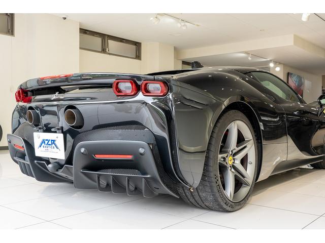 ＳＦ９０ストラダーレ ベースグレード　正規ディーラー車　カーボンＬＥＤステアリング　カーボンファイバーレーシングシート　マットグレーホイール　バックカメラ　ネロ・デイトナ　レッドキャリパー　マットブラックマフラーチップ（8枚目）