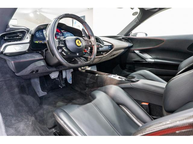 ＳＦ９０ストラダーレ ベースグレード　正規ディーラー車　カーボンＬＥＤステアリング　カーボンファイバーレーシングシート　マットグレーホイール　バックカメラ　ネロ・デイトナ　レッドキャリパー　マットブラックマフラーチップ（12枚目）