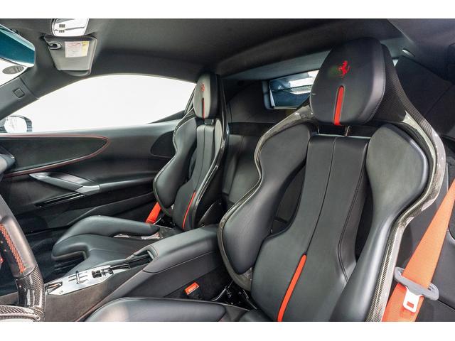 ＳＦ９０ストラダーレ ベースグレード　正規ディーラー車　カーボンＬＥＤステアリング　カーボンファイバーレーシングシート　マットグレーホイール　バックカメラ　ネロ・デイトナ　レッドキャリパー　マットブラックマフラーチップ（13枚目）