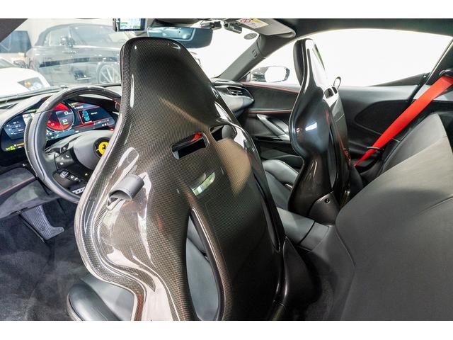 ＳＦ９０ストラダーレ ベースグレード　正規ディーラー車　カーボンＬＥＤステアリング　カーボンファイバーレーシングシート　マットグレーホイール　バックカメラ　ネロ・デイトナ　レッドキャリパー　マットブラックマフラーチップ（14枚目）