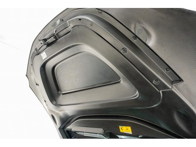 ＳＦ９０ストラダーレ ベースグレード　正規ディーラー車　カーボンＬＥＤステアリング　カーボンファイバーレーシングシート　マットグレーホイール　バックカメラ　ネロ・デイトナ　レッドキャリパー　マットブラックマフラーチップ（26枚目）