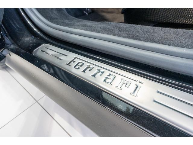 ＳＦ９０ストラダーレ ベースグレード　正規ディーラー車　カーボンＬＥＤステアリング　カーボンファイバーレーシングシート　マットグレーホイール　バックカメラ　ネロ・デイトナ　レッドキャリパー　マットブラックマフラーチップ（33枚目）