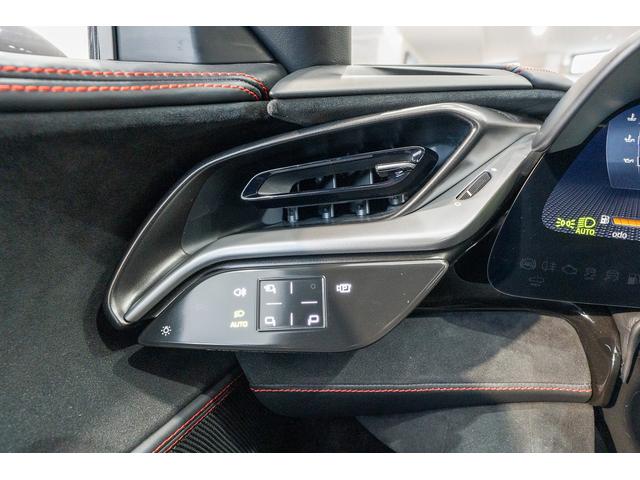 ＳＦ９０ストラダーレ ベースグレード　正規ディーラー車　カーボンＬＥＤステアリング　カーボンファイバーレーシングシート　マットグレーホイール　バックカメラ　ネロ・デイトナ　レッドキャリパー　マットブラックマフラーチップ（36枚目）