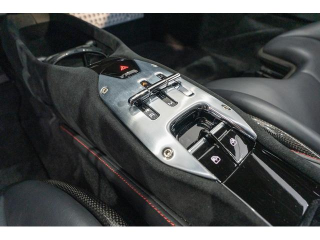 ＳＦ９０ストラダーレ ベースグレード　正規ディーラー車　カーボンＬＥＤステアリング　カーボンファイバーレーシングシート　マットグレーホイール　バックカメラ　ネロ・デイトナ　レッドキャリパー　マットブラックマフラーチップ（38枚目）