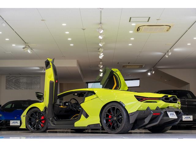 レヴエルト ベースグレード　シャイニーカーボンパッケージ　正規ディーラー車　ボディカラー　Ｖｅｒｄｅ　Ｓｃａｎｄａｌ　リアディフューザー・ストライプ　エアロドアフィン（シャイニーカーボン）　インテリアカーボンディテールパッケージ（5枚目）