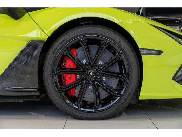 レヴエルト ベースグレード　シャイニーカーボンパッケージ　正規ディーラー車　ボディカラー　Ｖｅｒｄｅ　Ｓｃａｎｄａｌ　リアディフューザー・ストライプ　エアロドアフィン（シャイニーカーボン）　インテリアカーボンディテールパッケージ（8枚目）