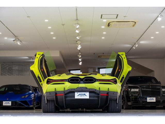 レヴエルト ベースグレード　シャイニーカーボンパッケージ　正規ディーラー車　ボディカラー　Ｖｅｒｄｅ　Ｓｃａｎｄａｌ　リアディフューザー・ストライプ　エアロドアフィン（シャイニーカーボン）　インテリアカーボンディテールパッケージ（9枚目）