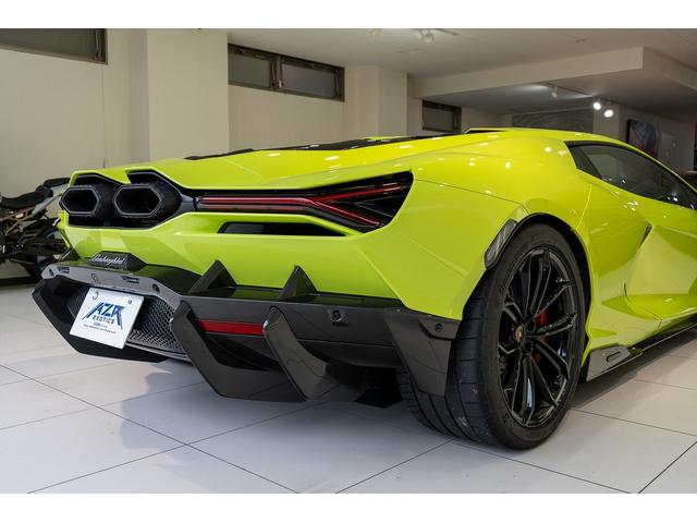 レヴエルト ベースグレード　シャイニーカーボンパッケージ　正規ディーラー車　ボディカラー　Ｖｅｒｄｅ　Ｓｃａｎｄａｌ　リアディフューザー・ストライプ　エアロドアフィン（シャイニーカーボン）　インテリアカーボンディテールパッケージ（12枚目）