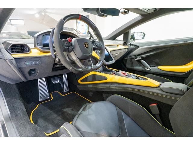 レヴエルト ベースグレード　シャイニーカーボンパッケージ　正規ディーラー車　ボディカラー　Ｖｅｒｄｅ　Ｓｃａｎｄａｌ　リアディフューザー・ストライプ　エアロドアフィン（シャイニーカーボン）　インテリアカーボンディテールパッケージ（15枚目）