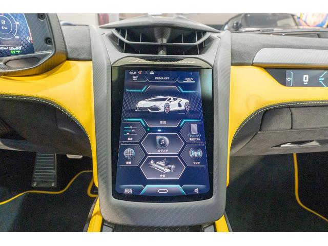 レヴエルト ベースグレード　シャイニーカーボンパッケージ　正規ディーラー車　ボディカラー　Ｖｅｒｄｅ　Ｓｃａｎｄａｌ　リアディフューザー・ストライプ　エアロドアフィン（シャイニーカーボン）　インテリアカーボンディテールパッケージ（17枚目）