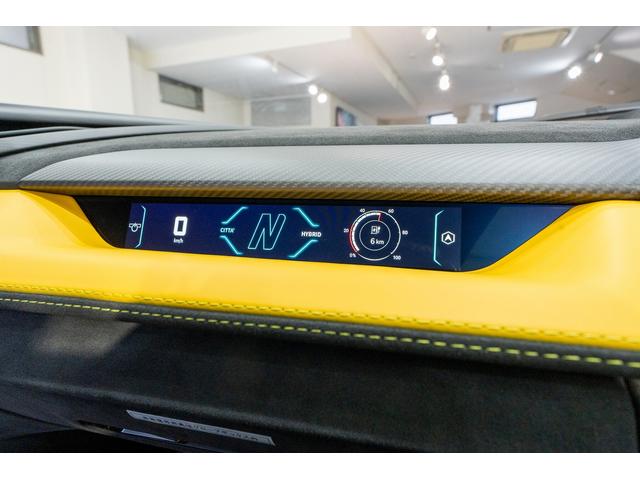 レヴエルト ベースグレード　シャイニーカーボンパッケージ　正規ディーラー車　ボディカラー　Ｖｅｒｄｅ　Ｓｃａｎｄａｌ　リアディフューザー・ストライプ　エアロドアフィン（シャイニーカーボン）　インテリアカーボンディテールパッケージ（18枚目）