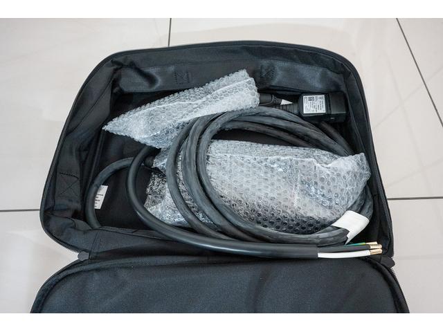 レヴエルト ベースグレード　シャイニーカーボンパッケージ　正規ディーラー車　ボディカラー　Ｖｅｒｄｅ　Ｓｃａｎｄａｌ　リアディフューザー・ストライプ　エアロドアフィン（シャイニーカーボン）　インテリアカーボンディテールパッケージ（20枚目）