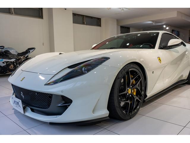 ８１２スーパーファスト 　正規ディーラー車　パワークラフト可変マフラー　ローダウン　カーボンドライバーゾーンＬＥＤ　フル電動シート　パッセンジャーディスプレイ　鍛造２０インチホイール　フロント　リフティング（8枚目）