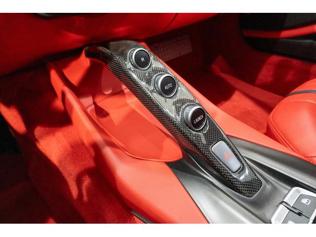 ８１２スーパーファスト 　正規ディーラー車　パワークラフト可変マフラー　ローダウン　カーボンドライバーゾーンＬＥＤ　フル電動シート　パッセンジャーディスプレイ　鍛造２０インチホイール　フロント　リフティング（17枚目）