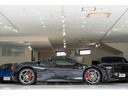 ＳＦ９０ストラダーレ ベースグレード　正規ディーラー車　カーボンＬＥＤステアリング　カーボンファイバーレーシングシート　マットグレーホイール　バックカメラ　ネロ・デイトナ　レッドキャリパー　マットブラックマフラーチップ（4枚目）